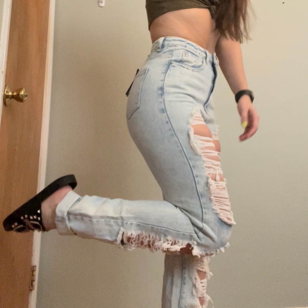 White wash straight leg jeans. New with tags! Size 0/2
